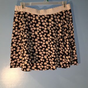 Daisy loose skirt with polka dot waistband.